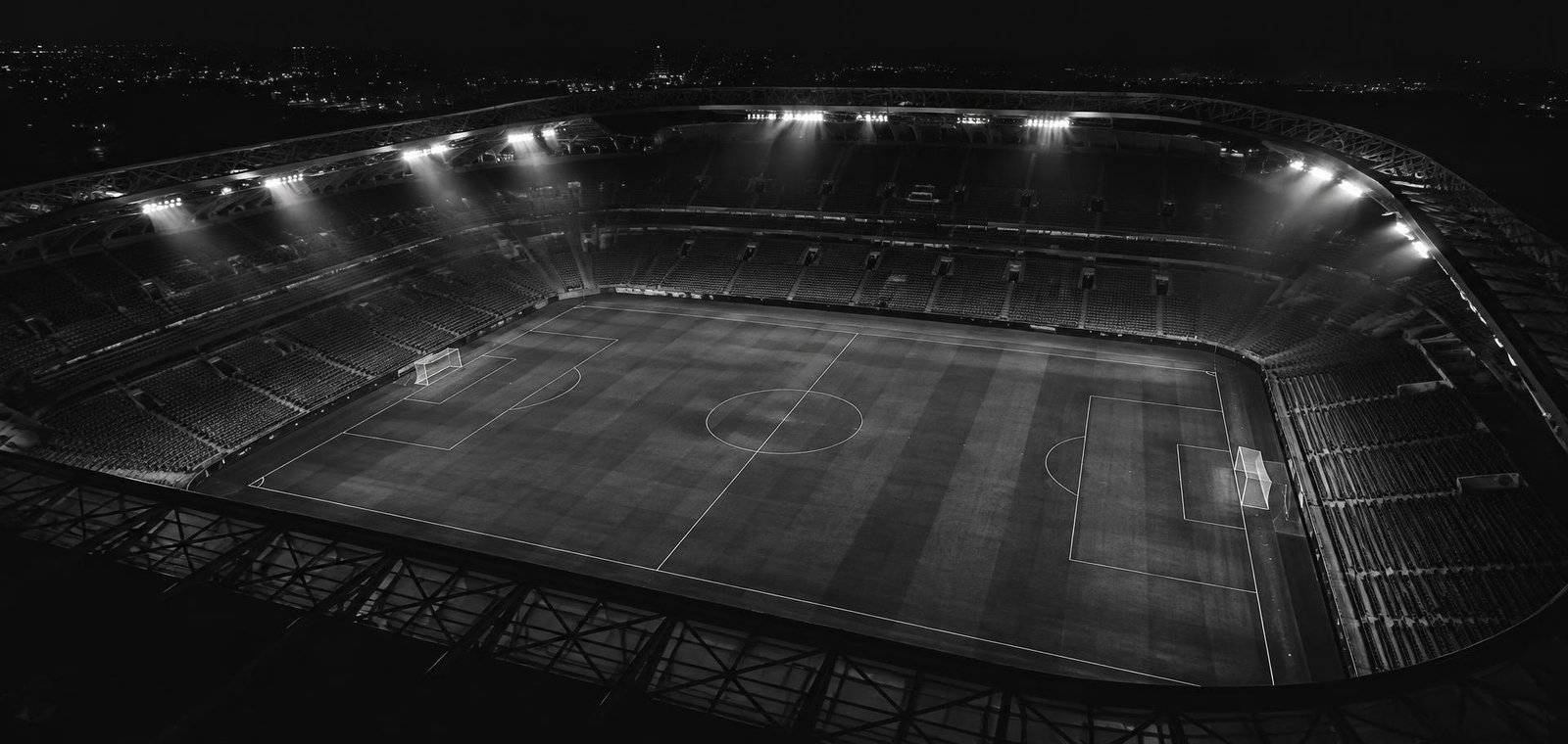 Estádio de futebol iluminado durante a noite